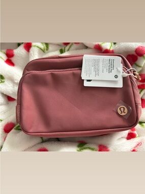 Nwt Lululemon Everywhere Crossbody Bag 2L
Metal Hardware